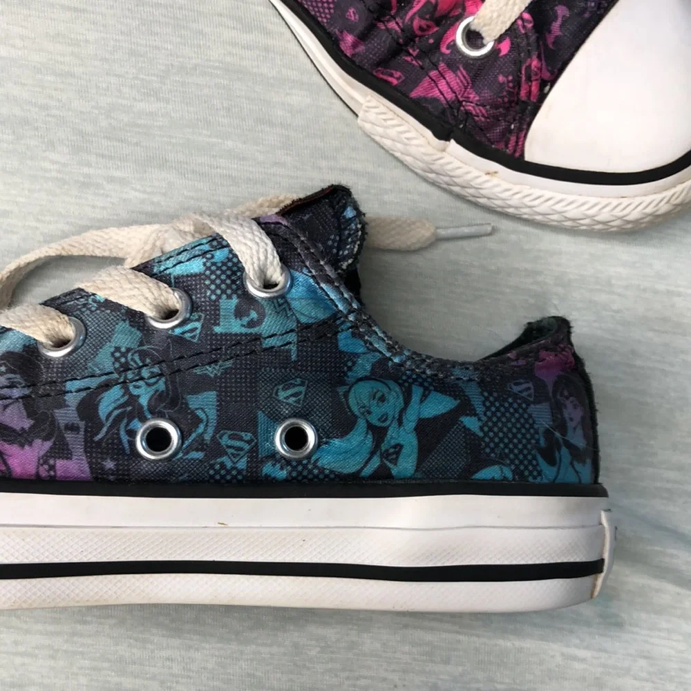 DC Universe Girl converse size 1